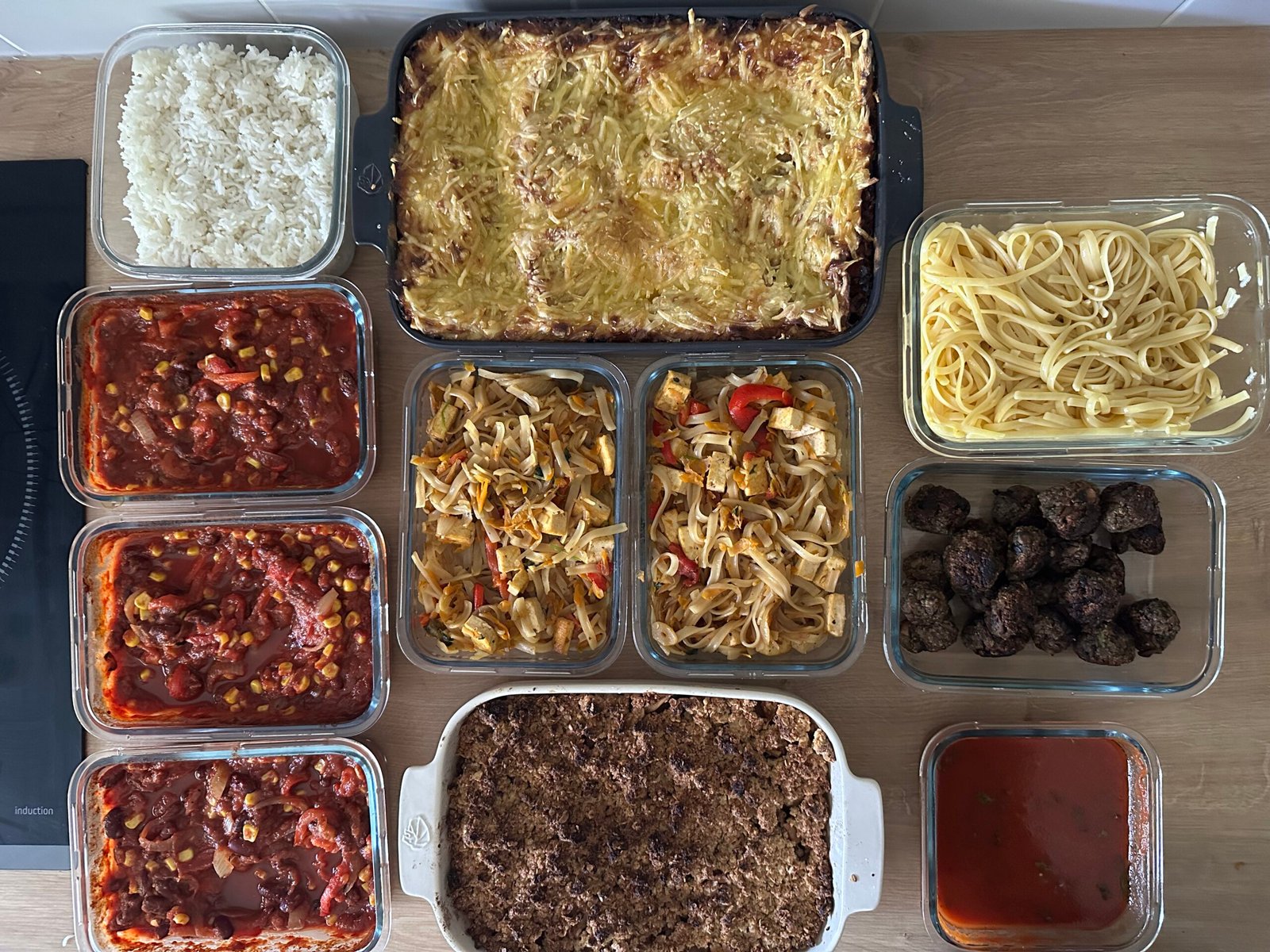 Plats de batch cooking végétal maison, portionnés dans des boîtes en verre